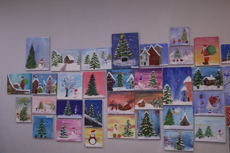 ხატვის წრე საახალწლო გამოფენა-გაყიდვაზე